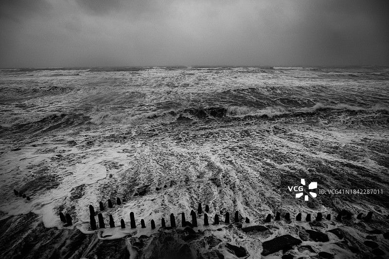 暴风雨中显露的沉船图片素材