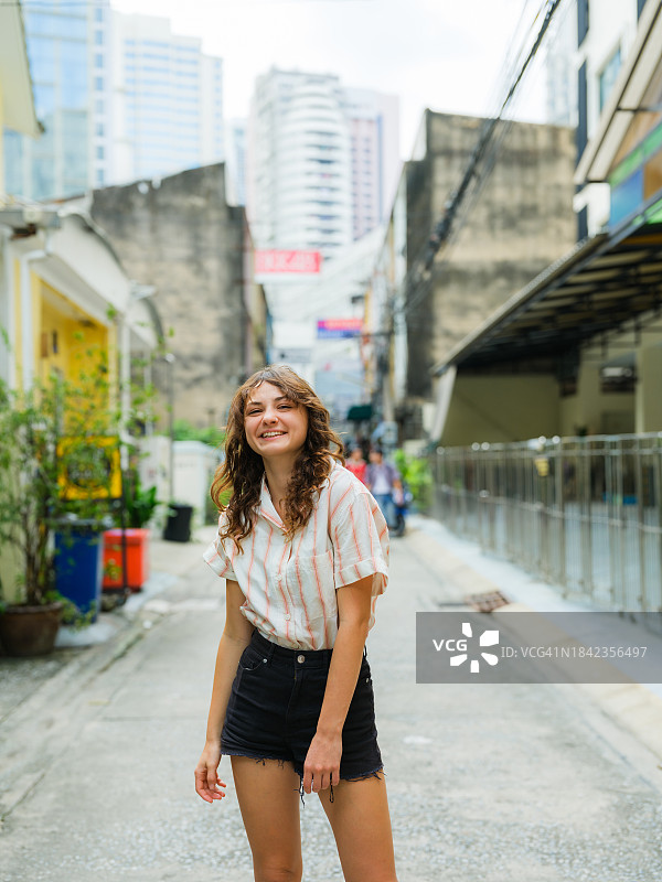 在度假期间探索曼谷的女人肖像图片素材