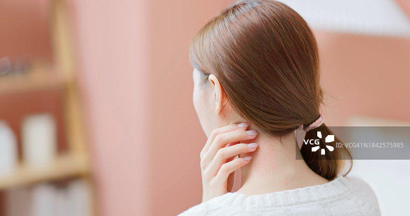 颈部皮肤干燥的亚洲女士图片素材