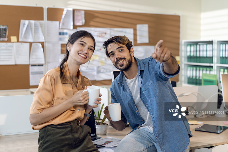 多种族同事在办公室午休时交谈图片素材