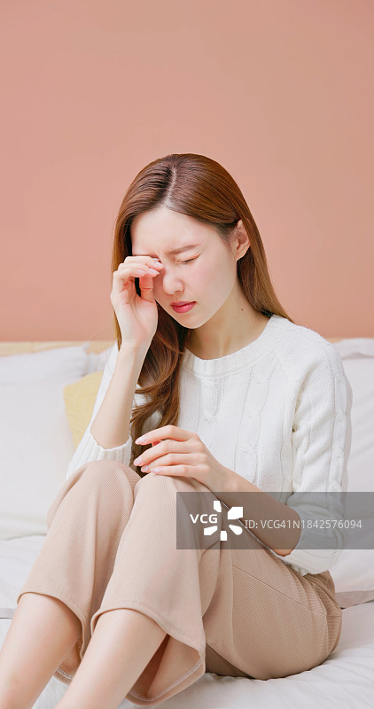 眼睛干燥的亚洲女性图片素材
