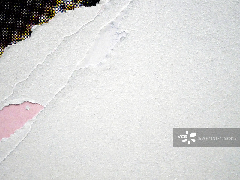 法国巴黎的撕裂纹理白纸、粉色和胶印海报图片素材