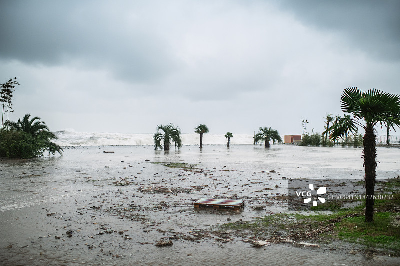 暴风雨天气中被海水淹没的海滩和长廊图片素材