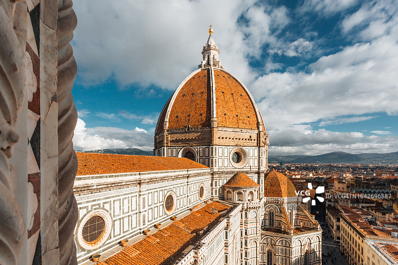 意大利托斯卡纳佛罗伦萨：从城市屋顶看圣母百花大教堂图片素材
