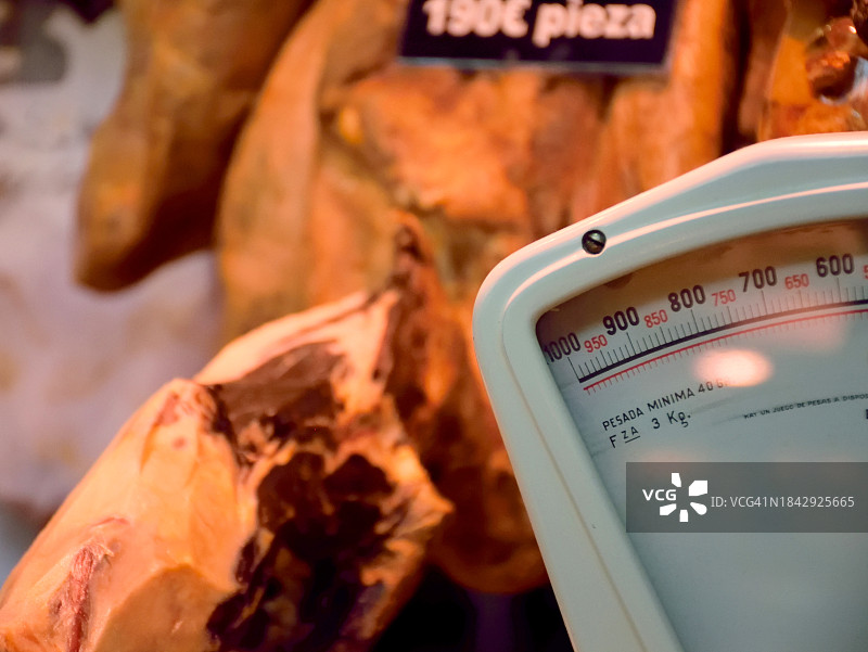 市场摊位上称重火腿图片素材