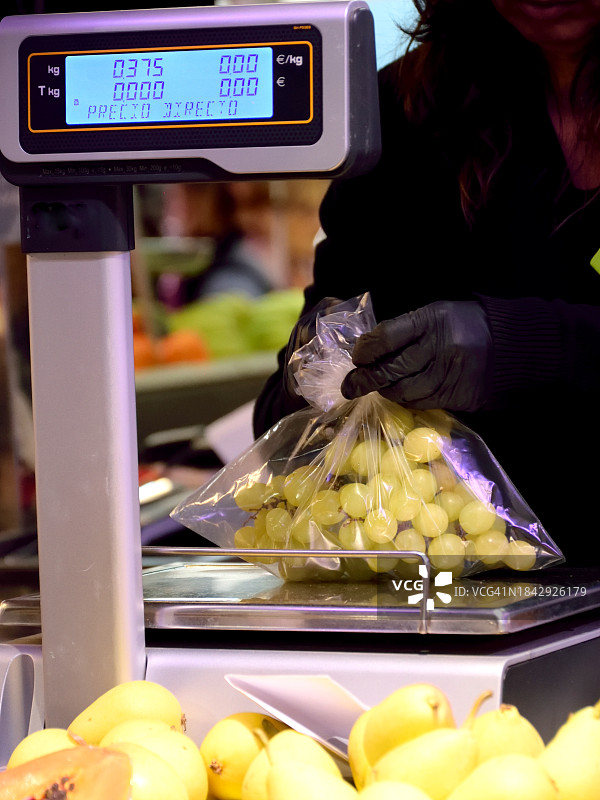 市场摊位称重蔬菜图片素材