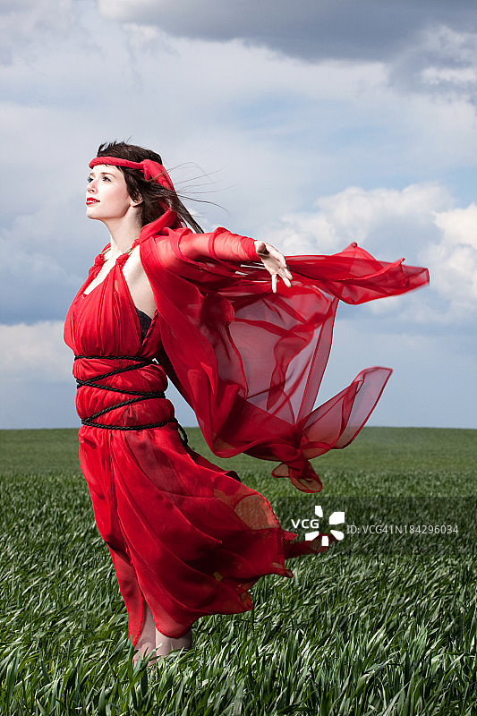 女人穿红衣服图片素材