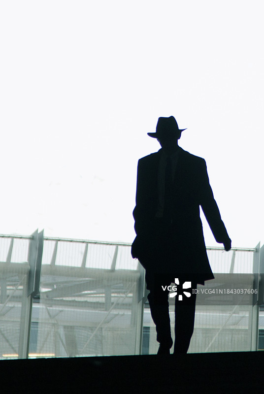 行走中的剪影商人图片素材