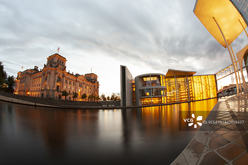 夜晚的政府大楼图片素材