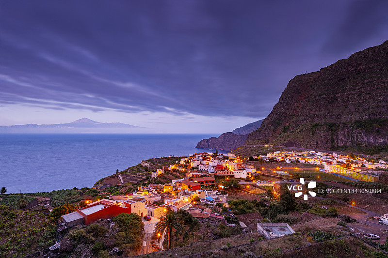 加那利群岛戈梅拉岛：黄昏时分的阿古洛景色图片素材