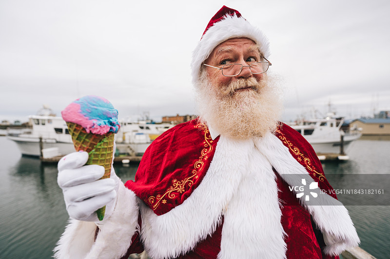拿着冰淇淋甜筒的圣诞老人图片素材