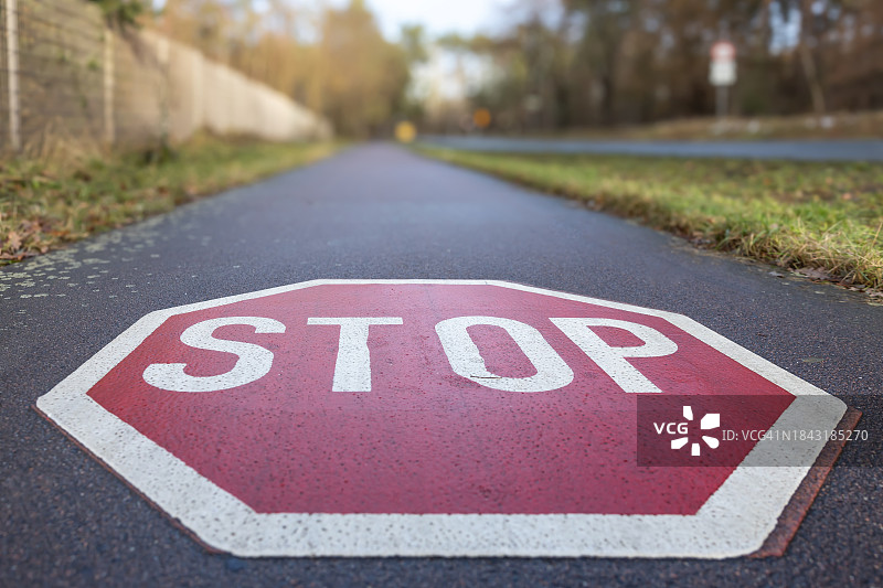 公共道路上的大型停车标志图片素材