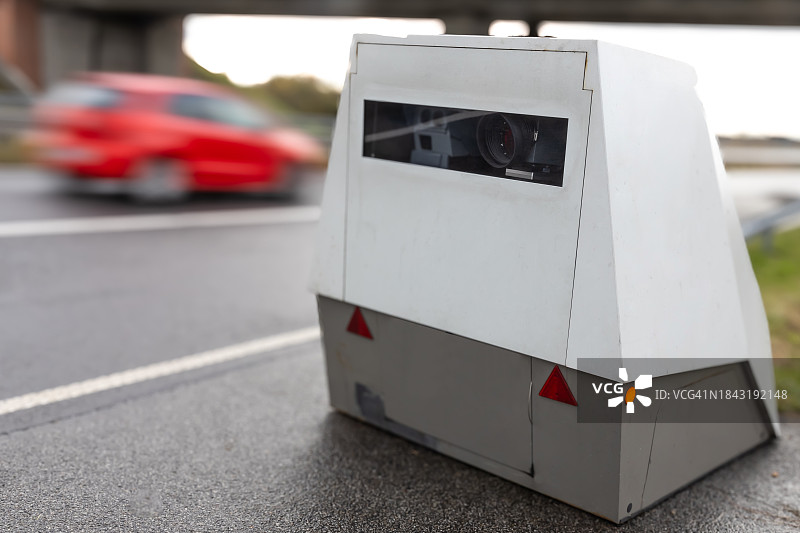 德国警察的测速摄像头和快速驶过的汽车图片素材