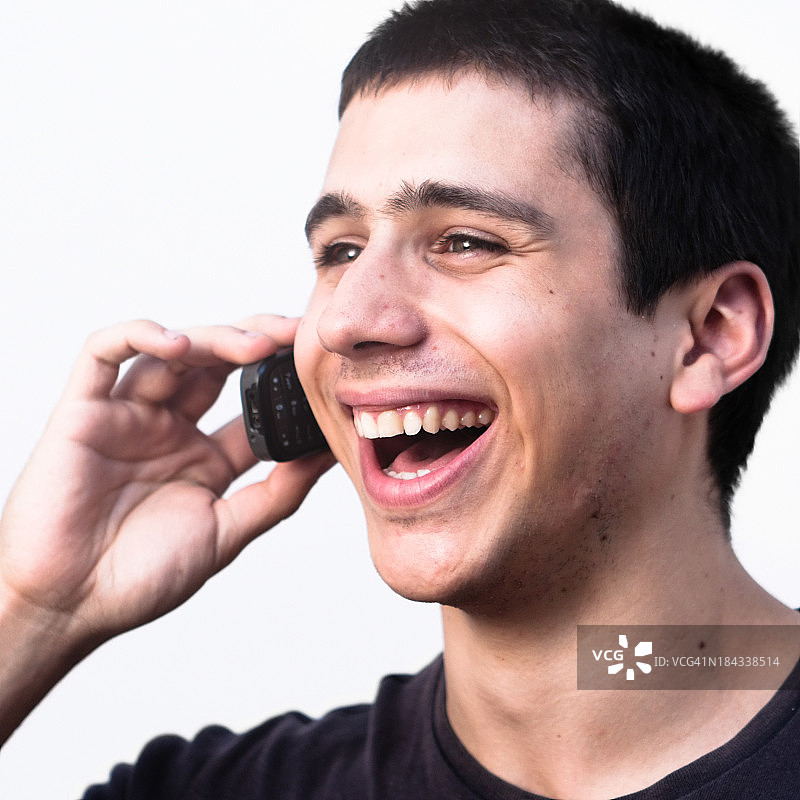 看着手机大笑的真实年轻人图片素材