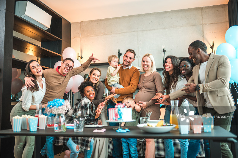 朋友间的性别揭晓派对图片素材