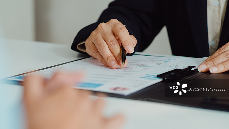 亚洲女人参加面试，坐在办公室人力资源经理面前图片素材