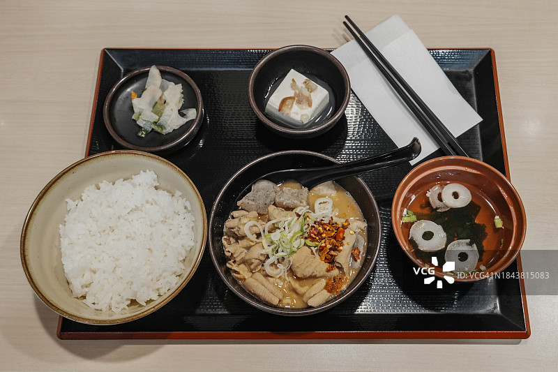 日式猪内脏炖菜定食图片素材