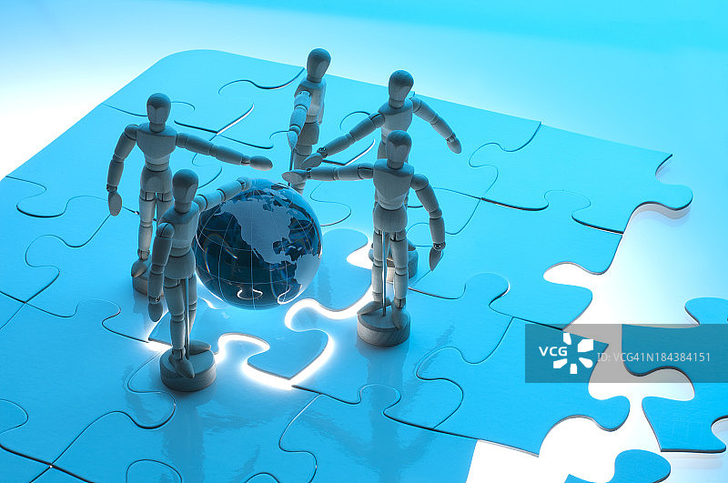 全球团队合作概念：木制人偶图片素材