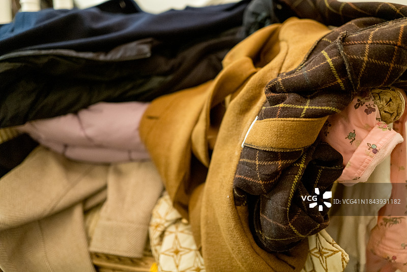 门厅椅子上的一堆外套图片素材