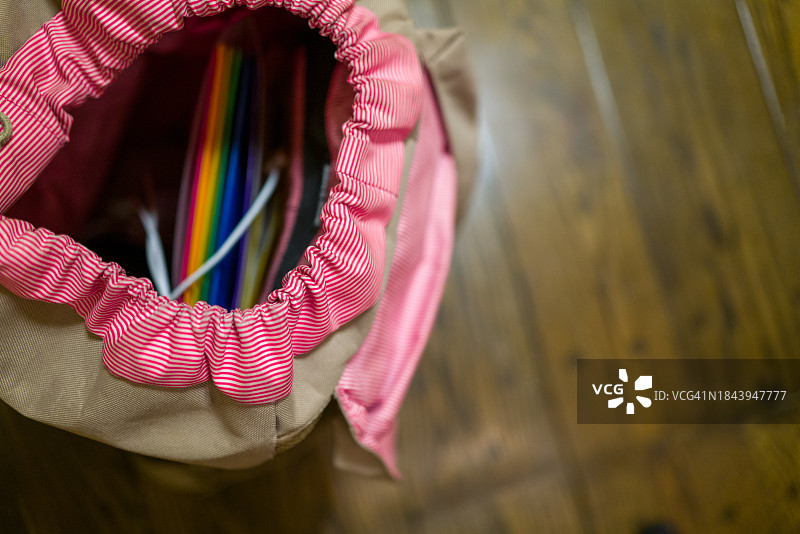 木地板上打开的背包的鸟瞰图图片素材