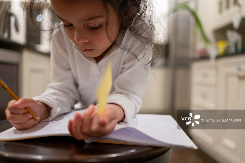 不同种族的年轻女孩做作业图片素材