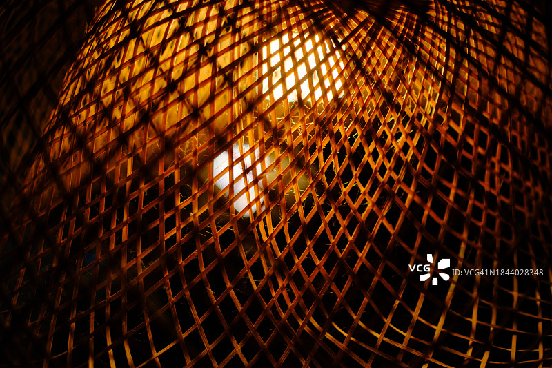 竹编与灯泡特写图片素材