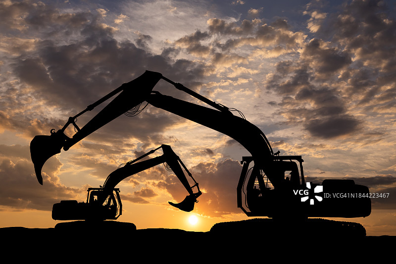 夕阳下的建筑工地挖掘机图片素材