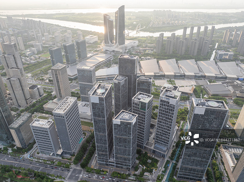 日落时分的现代城市鸟瞰图图片素材