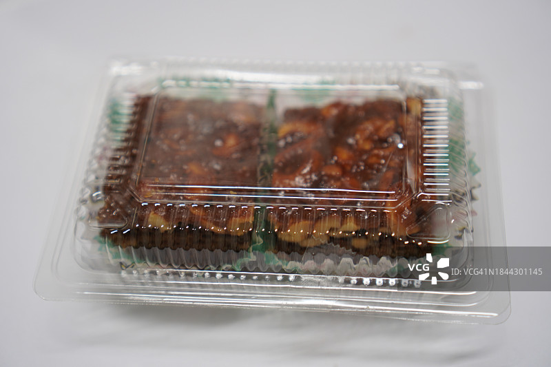 透明塑料盒中的太妃糖蛋糕图片素材