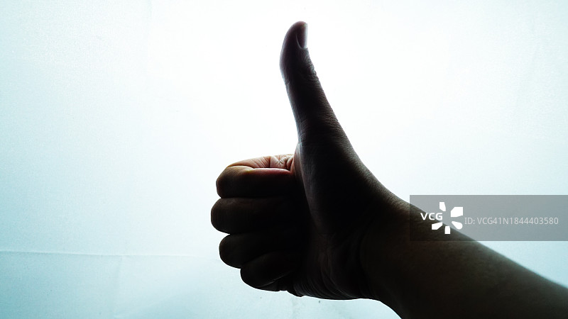 竖起大拇指的轮廓剪影图片素材