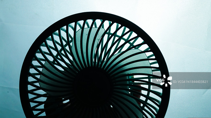 高曝光背景上的便携式风扇轮廓图片素材