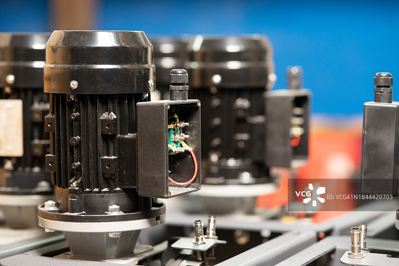 现代工厂机械工业精密运转图片素材