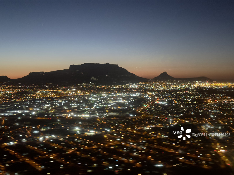 飞机降落时拍摄到的桌山和模糊灯光图片素材