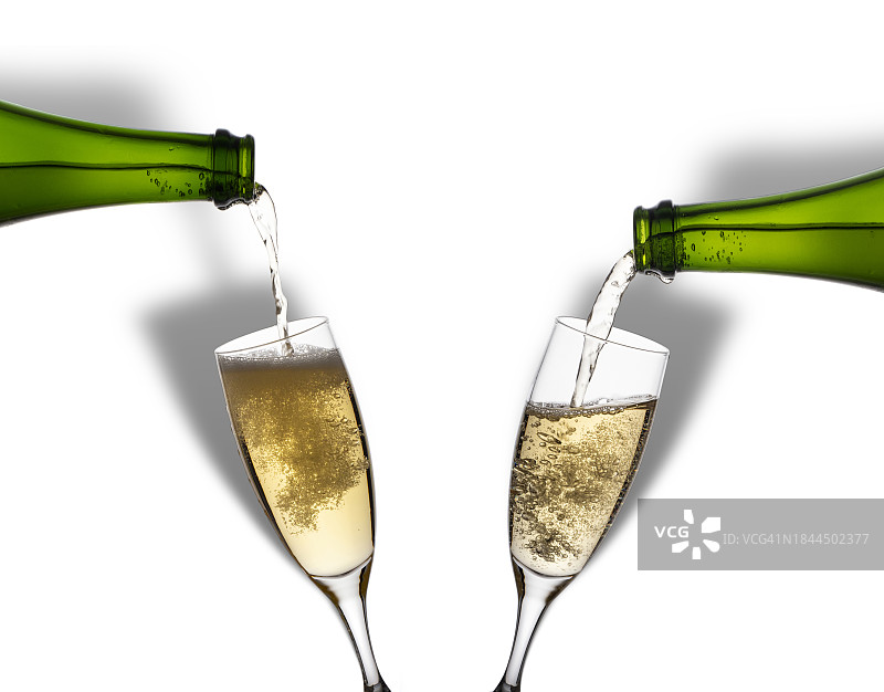 在白色背景上倒满两杯香槟，带少量阴影图片素材