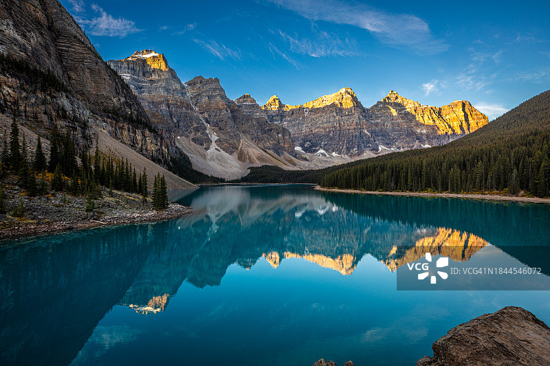 莫兰湖日出时分的十峰谷倒影图片素材