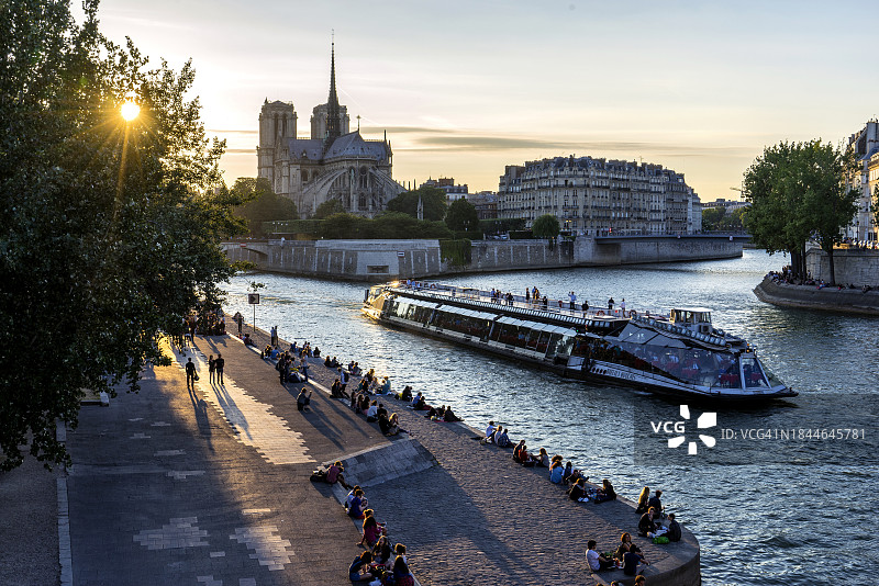 洛朗·吉劳杜，巴黎塞纳河游船图片素材