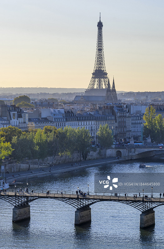 巴黎塞纳河艺术桥与埃菲尔铁塔图片素材