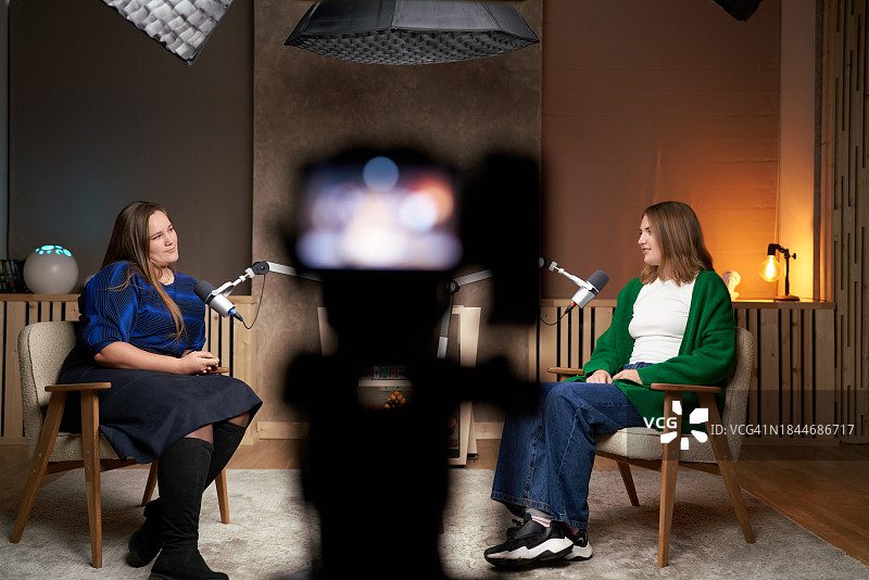 年轻女子接受女性播客采访图片素材