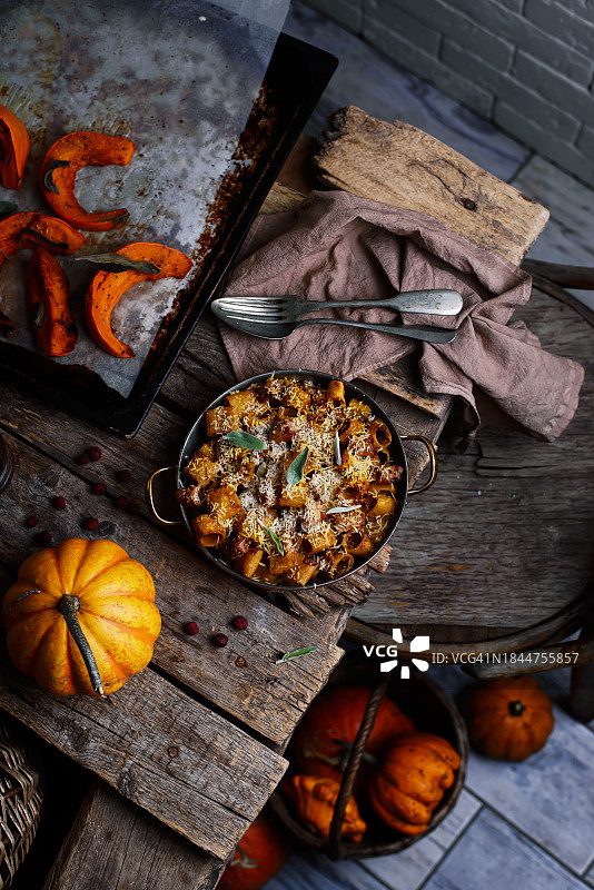 鼠尾草香肠烤南瓜意大利面图片素材