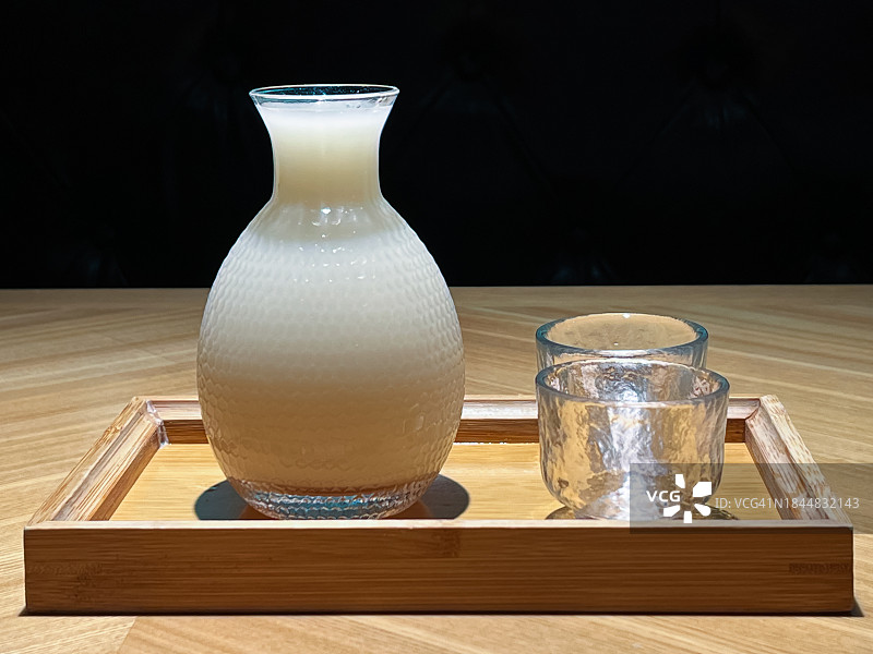 木桌上的米酒图片素材