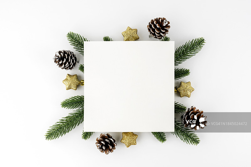 白色背景上圣诞装饰品顶部的空白纸张图片素材