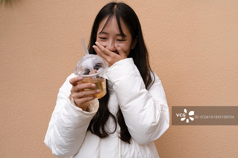 笑容灿烂的美丽女人手持饮品图片素材