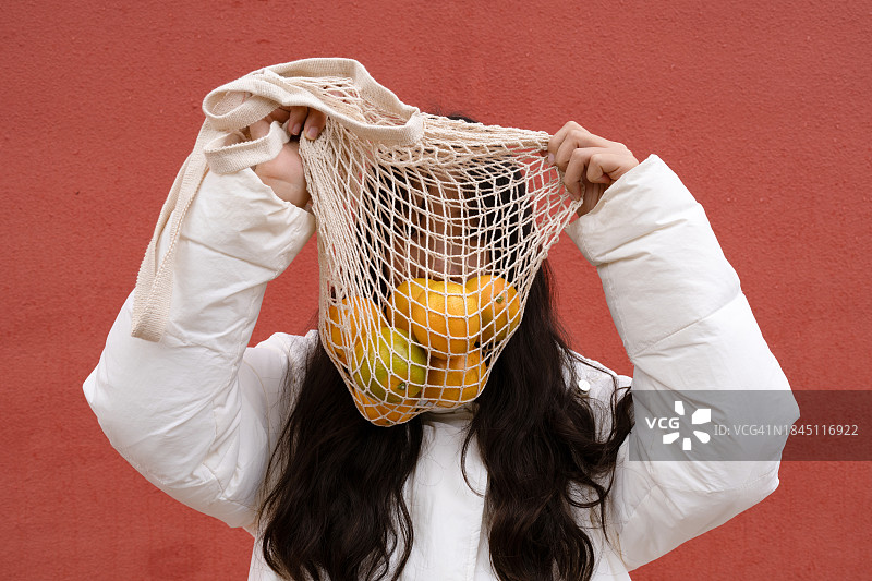 拿着环保棉网购物袋的女人图片素材