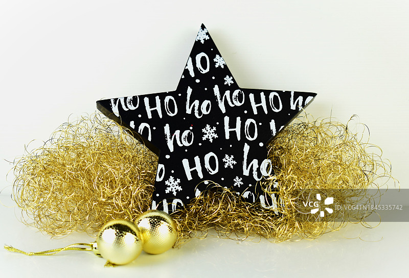 带金色圣诞装饰球的圣诞星图片素材