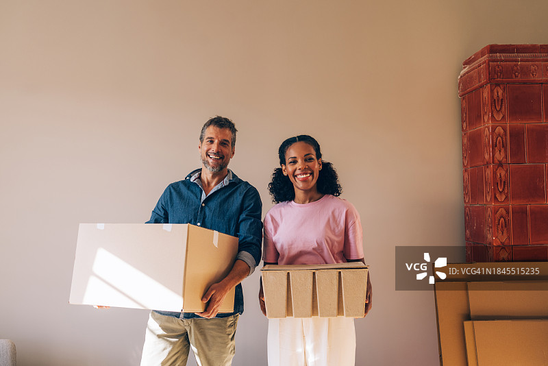 情侣的新开始：在家里拿着箱子图片素材