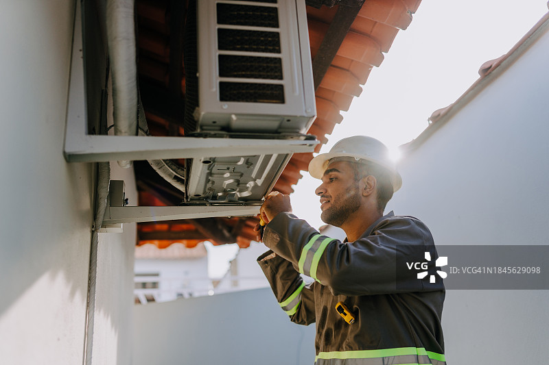 技术员检查空调机组图片素材