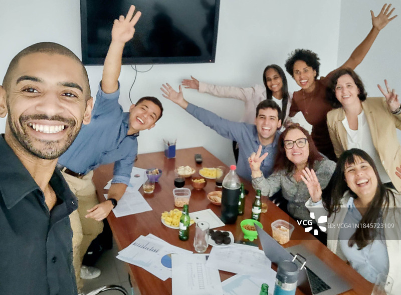 在创业公司派对上的自拍图片素材