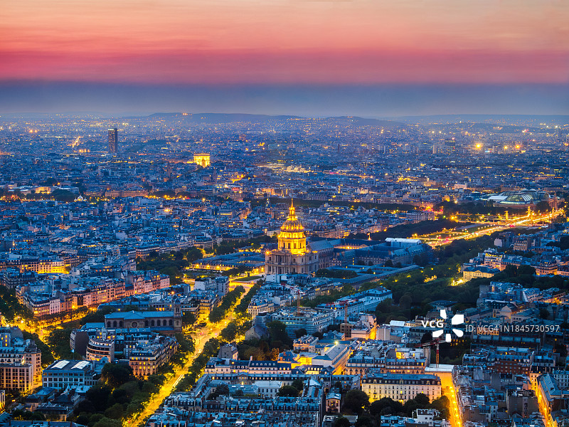 巴黎荣军院、圣路易荣军院大教堂和凯旋门夜景鸟瞰图图片素材