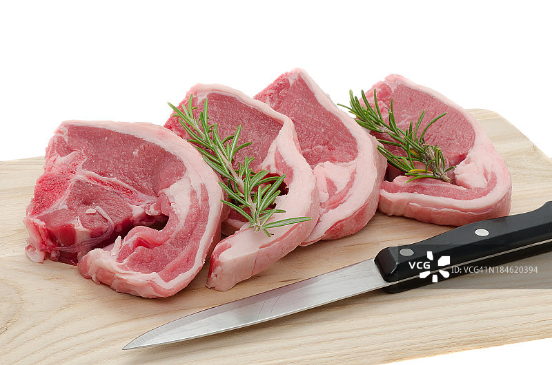 木制砧板上的羊排图片素材