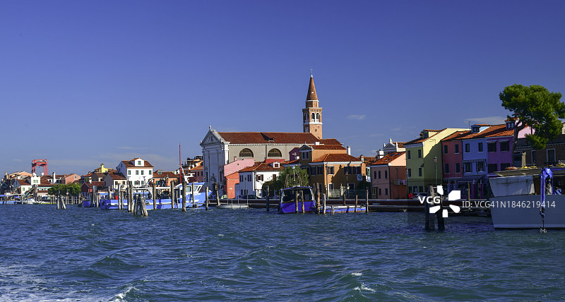 教堂突出的村庄图片素材